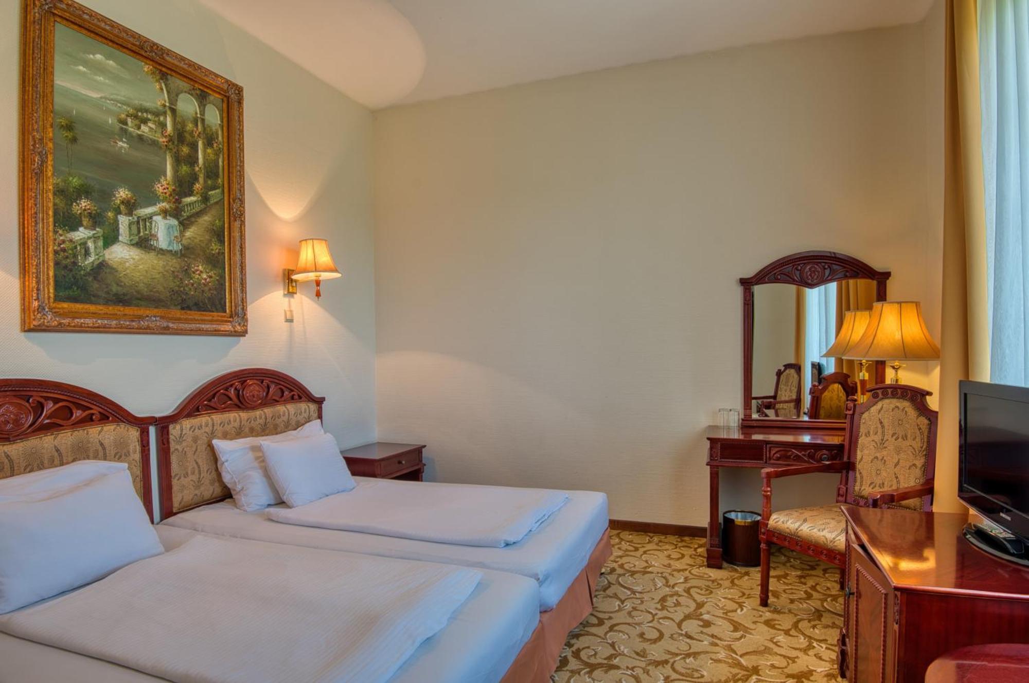 Hotel Bellevue Esztergom Exterior photo