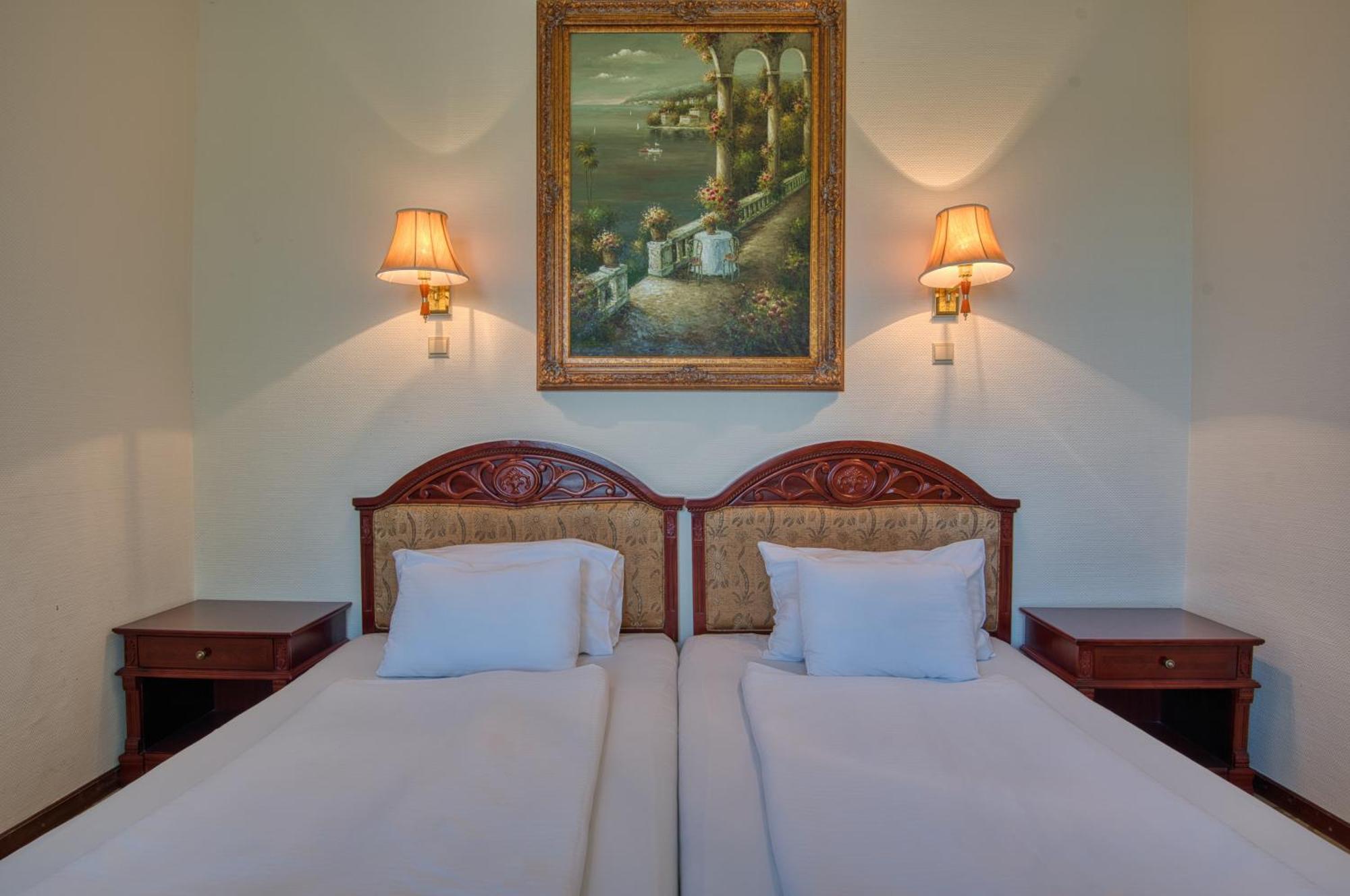 Hotel Bellevue Esztergom Exterior photo