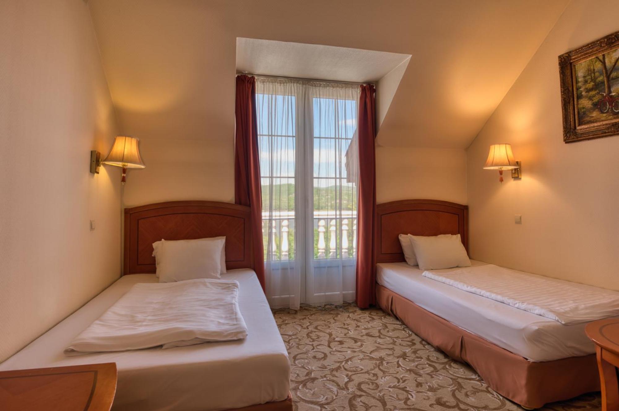 Hotel Bellevue Esztergom Exterior photo