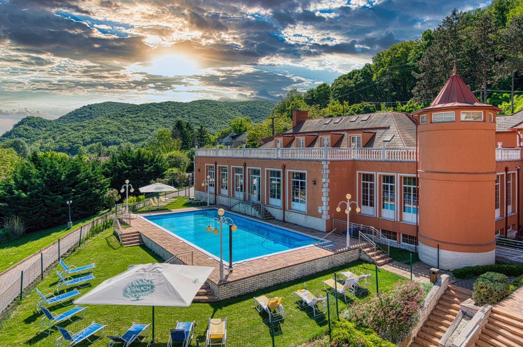 Hotel Bellevue Esztergom Exterior photo