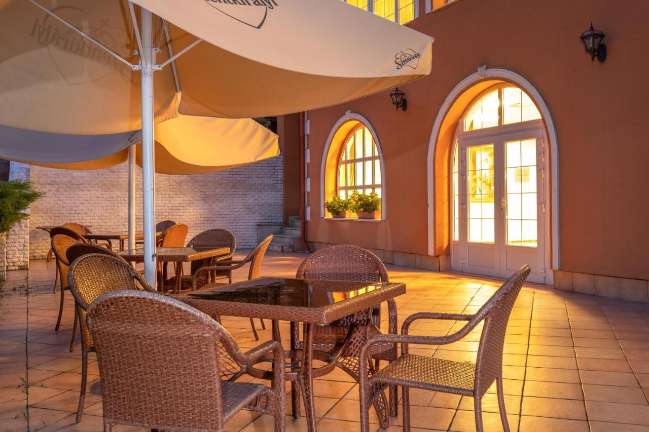 Hotel Bellevue Esztergom Exterior photo